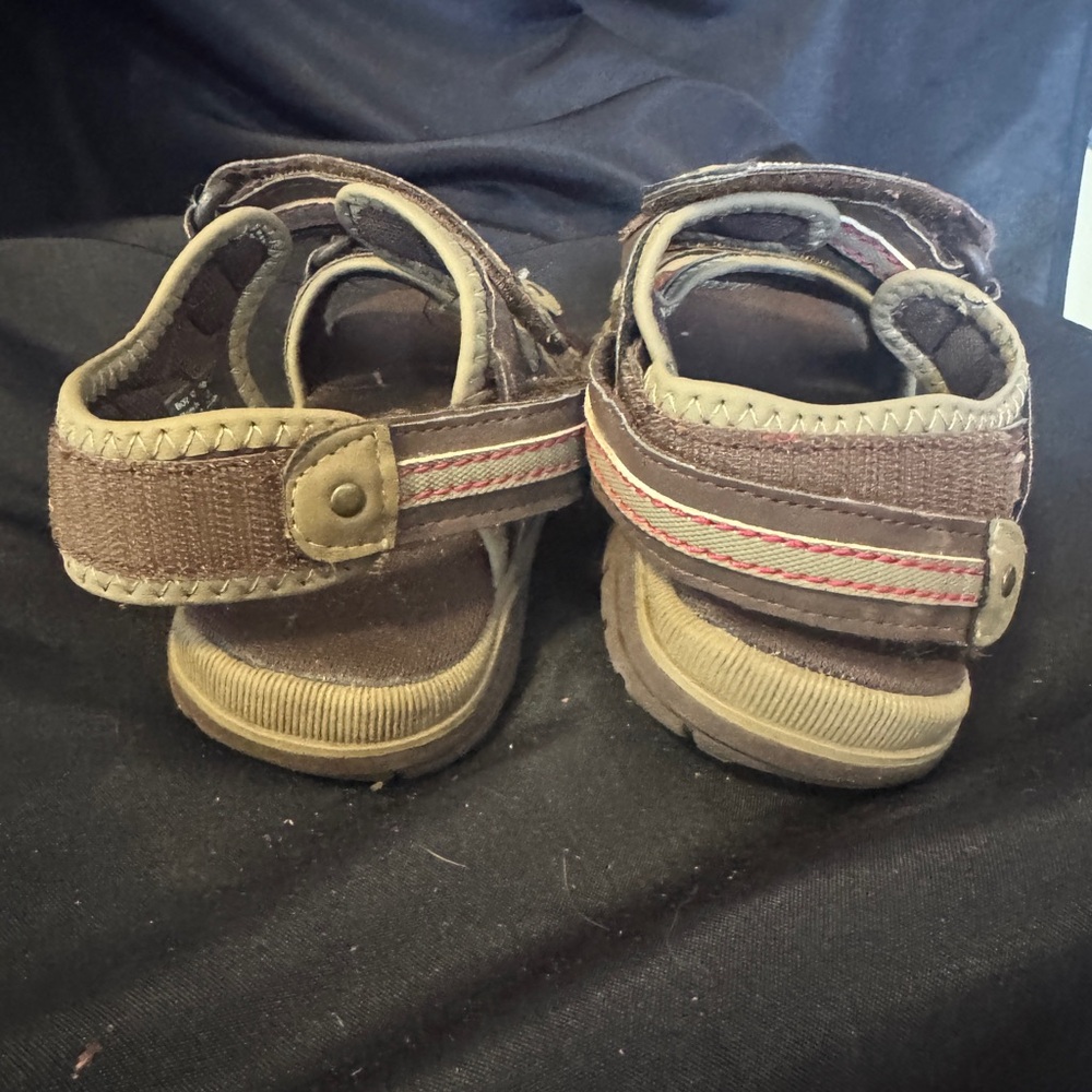 ๐ป Brown and Tan Kids Velcro Sandals EUC - Picture 2 of 5